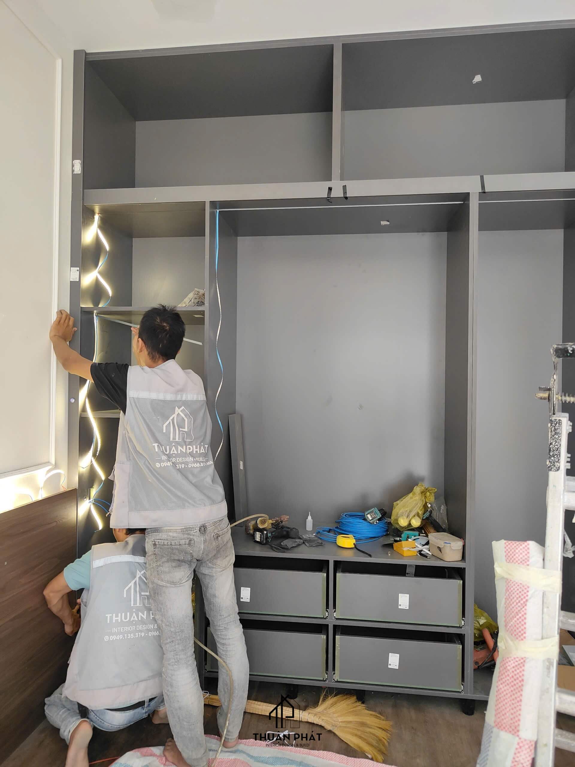 Đội ngũ thi công nội thất Thuận Phát chuyên nghiệp tỉ mỉ lắp đặt từng chi tiết đồ gỗ, hiện thực hóa không gian sống hoàn hảo với độ chính xác và chất lượng cao nhất.