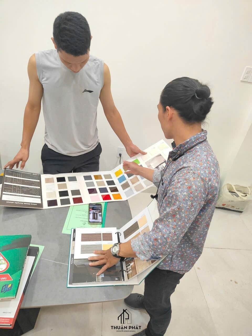 Khách hàng bối rối và quá tải khi đối mặt với vô vàn lựa chọn phong cách, vật liệu cùng quy trình thiết kế nội thất phức tạp, từ việc định hình ý tưởng đến kiểm soát ngân sách và chất lượng.
