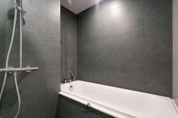 thi cong cai tao MsHuong 105m VinhomeBE phong toilet 2 1 scaled